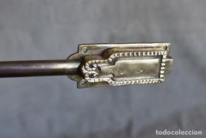 Antiquitäten: PESTILLO TODO DE METAL DE 48 CM DE LARGO LA CABEZA MIDE 12 CM DE LARGO POR 4,5 DE ANCHO. FUNCIONA